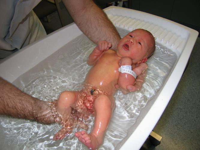 My first bath with daddy in hosp